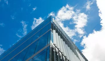 Alpinistyczny montaż fasad szklanych: Nowoczesne podejście do estetyki budynku